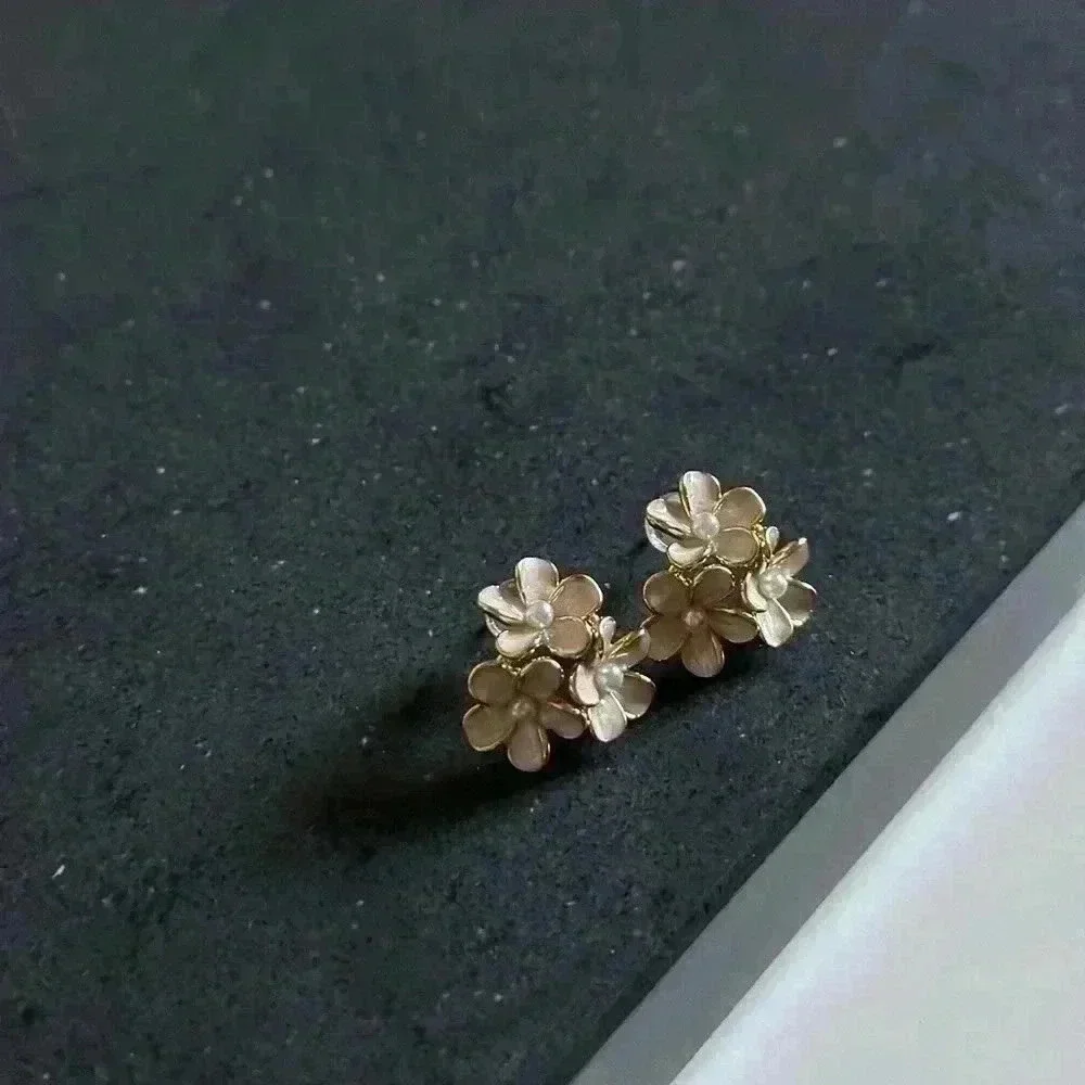 Gradient Triple Flower With Pearls Earrings